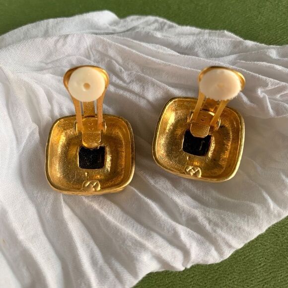 Vintage Matte Gold Faceted Onyz Clip Earrings - Picture 5 of 5